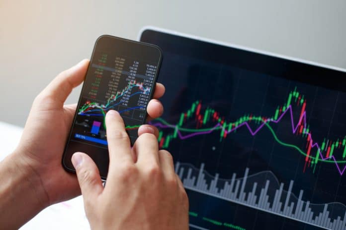 Homme d'affaires détenant des téléphones et des analyses Finance Finance Market Market Bourse Trading, Stock Thath and Investment Concept. Business Homme Hand Téléphone et analyse Finance Finance Market Market Bourse Trading, graphique et investissement