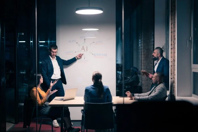 Équipe commerciale diversifiée dans un bureau moderne lors d'une réunion de fin de soirée. Discussion professionnelle sur la stratégie d'intelligence artificielle. Concept de travail d'équipe d'entreprise, d'innovation et de technologie de l'IA. Le chef de l'IA avec une équipe commerciale diversifiée dans un bureau moderne lors d'une réunion de fin de soirée. Discussion professionnelle sur la stratégie d'intelligence artificielle. Concept de travail d'équipe d'entreprise, d'innovation et de technologie de l'IA.