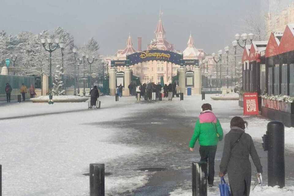 La neige n'a pas découragé les touristes de se rendre au parc Disneyland Paris, mardi.