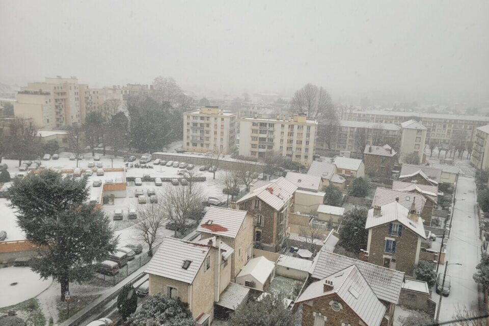 Une couche de neige s'est installée à Chelles.