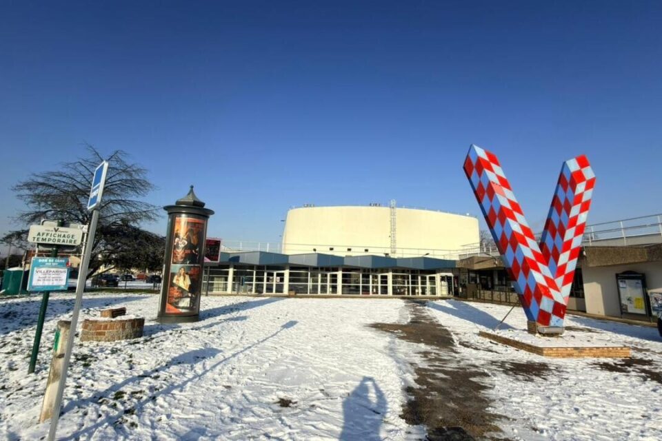 Le centre culturel a également vu son entrée recouverte.