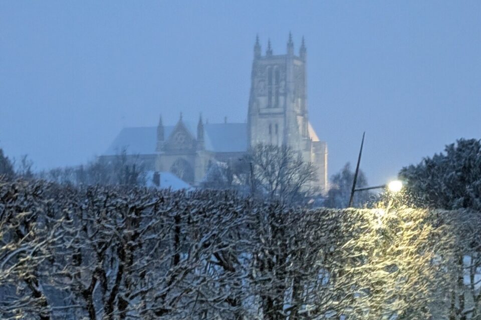La cathédrale de Meaux a progressivement été recouverte de neige.