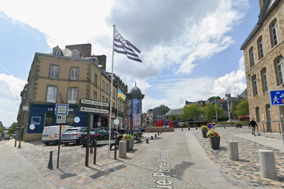 Le Gwenn-ha-Du flotte sur la place Aristide-Briand de Fougères durant la saison touristique, comme le montre ce cliché datant de l'été 2025.
